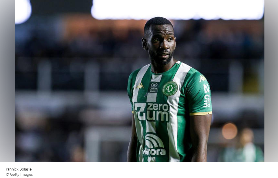 Premier League cult hero rushed to hospital after suffering sickening injury during collision