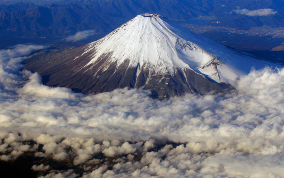 Father leaves seven-year-old son alone on Mount Fuji for hours